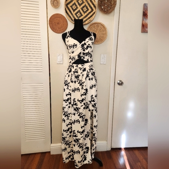 LAST ONE! Black And White Sleeveless Maxi Dress With Cutout - Picture 5 of 11